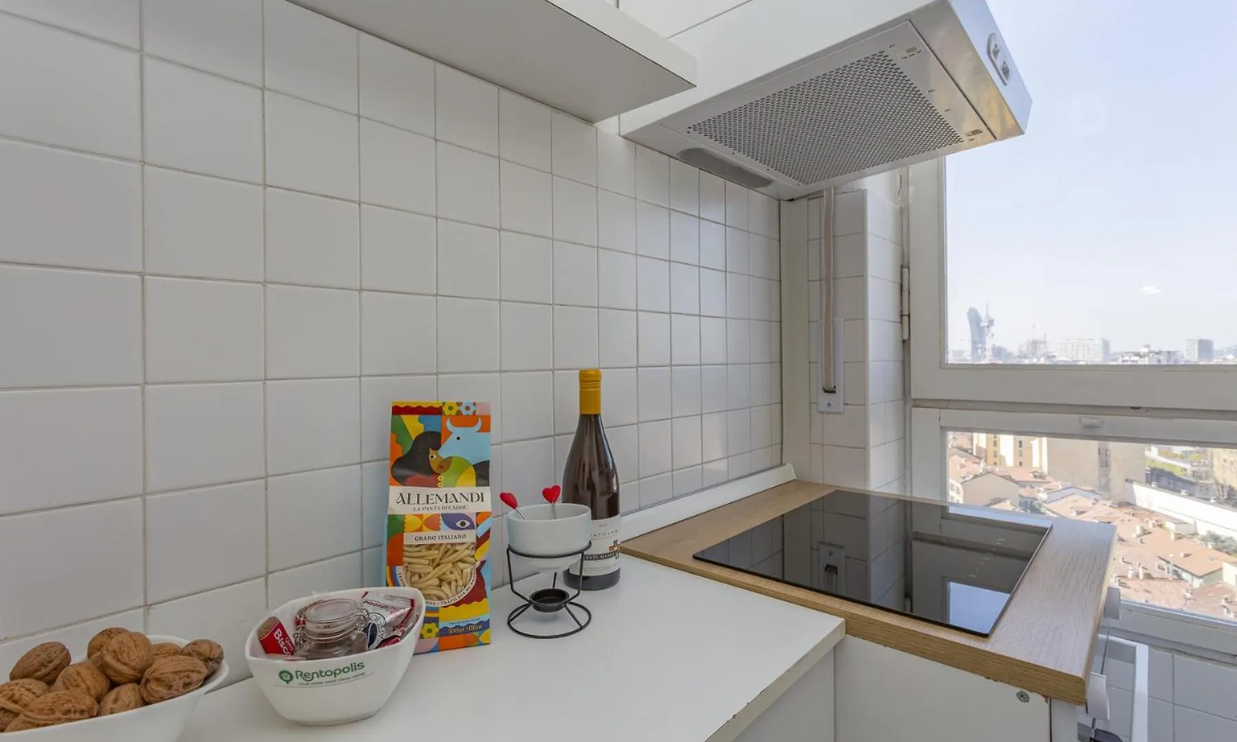 Skyline View Biancamano 1 Bdr With Balcony By Rentopolis Milan 0*,  Italy