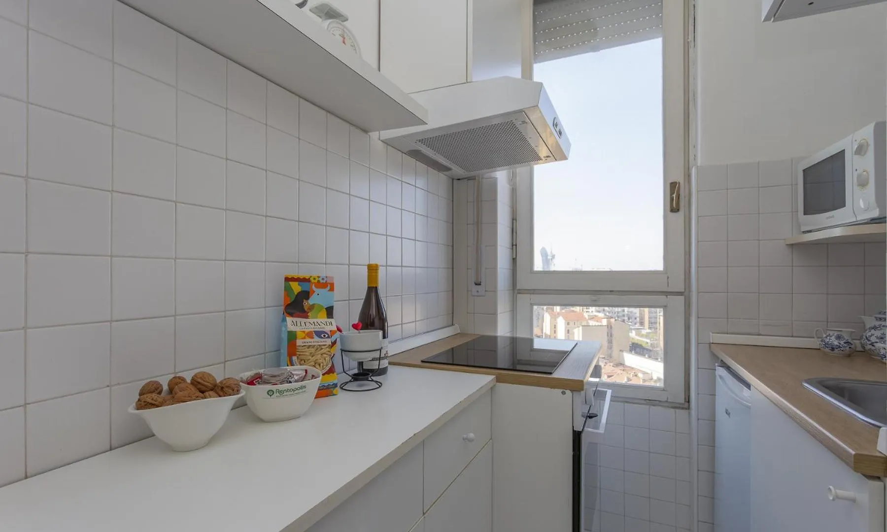 Apartment Skyline View Biancamano 1 Bdr With Balcony By Rentopolis Milan