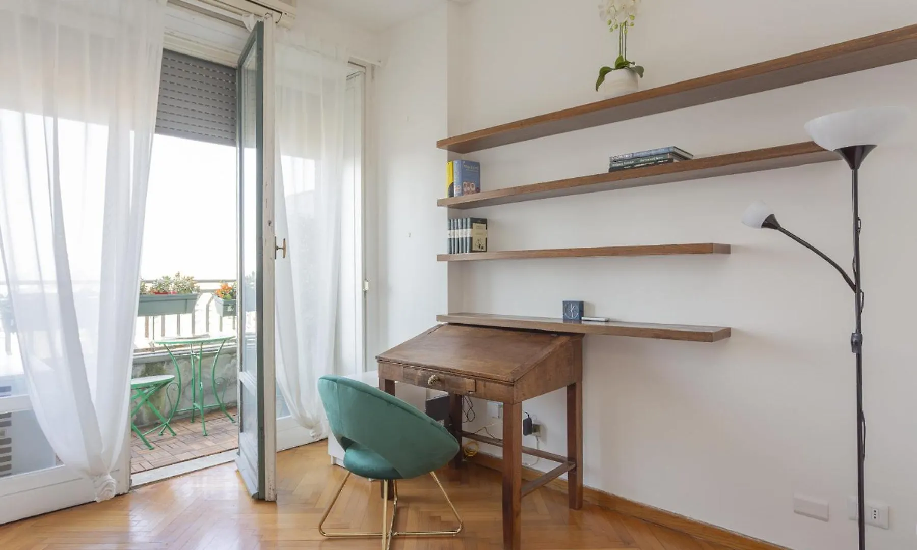 Skyline View Biancamano 1 Bdr With Balcony By Rentopolis Milan
